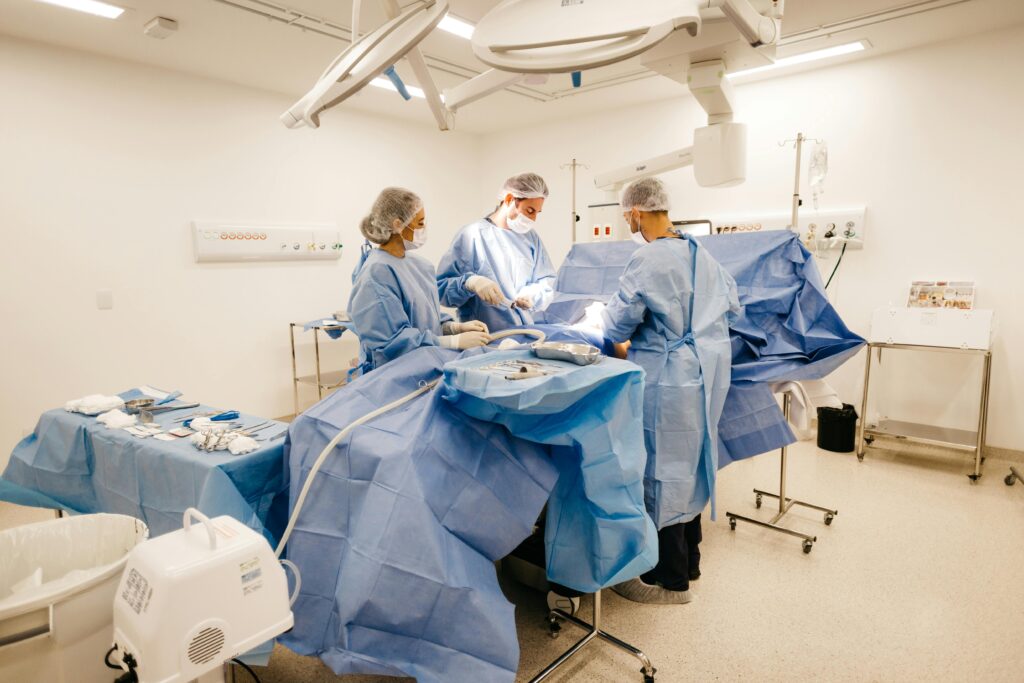 A cirurgia de tireoide é realizada em ambiente hospitalar com estrutura adequada